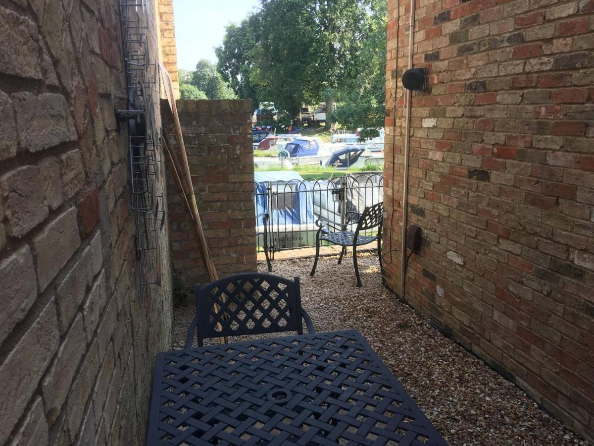 River Courtyard Apartment In The Heart Of Stneots St. Neots Exterior foto